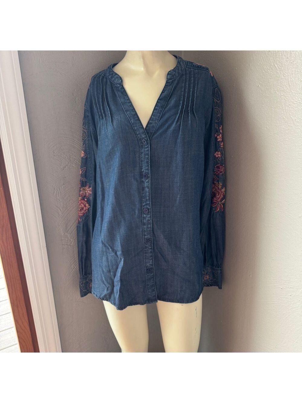Chico's Touch of Cool™ Embroidered Blouse size 12 (2)